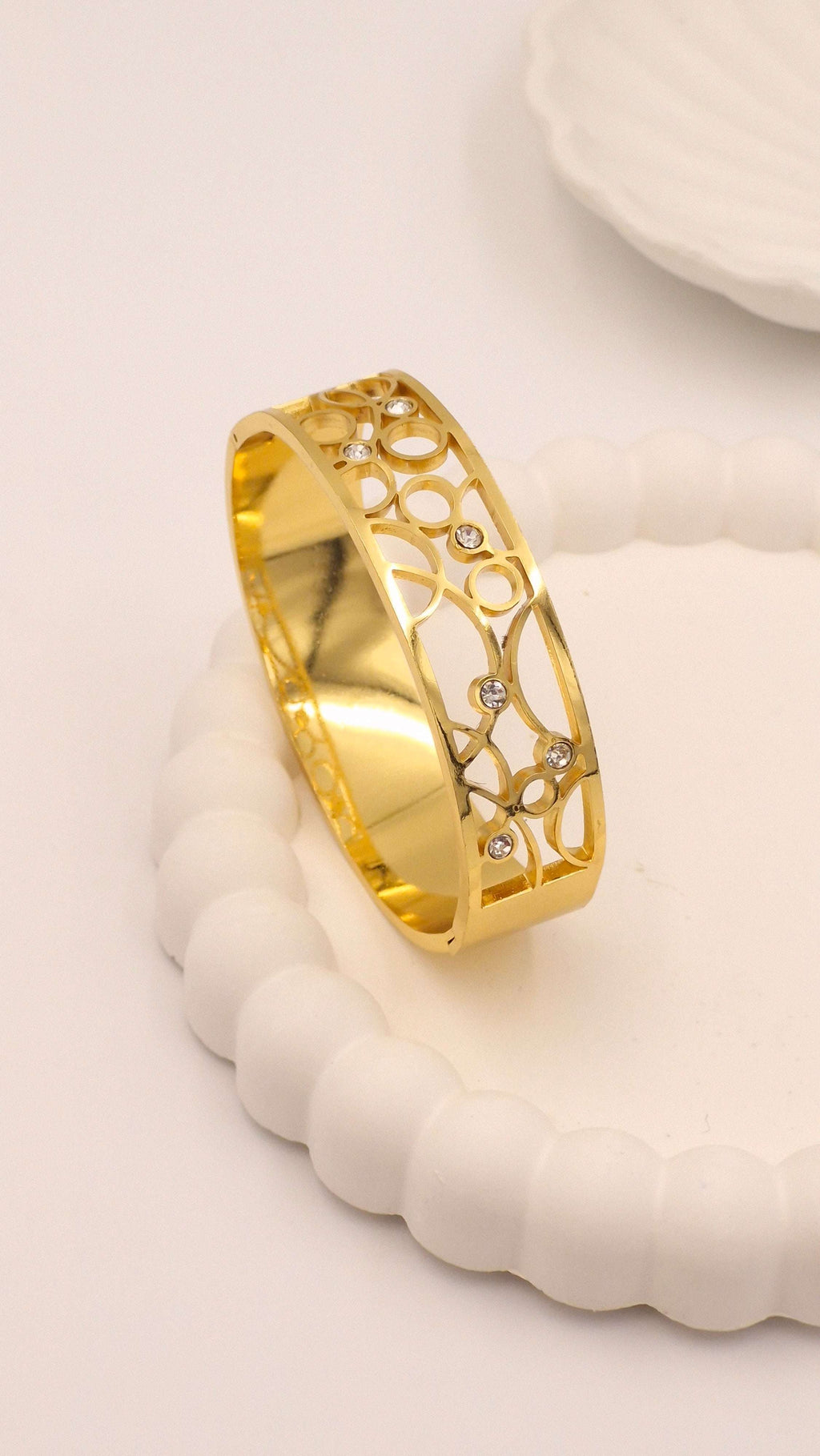 Geometric Circle Interlock Kada – Premium Anti-Tarnish Gold Stainless Steel Bangle