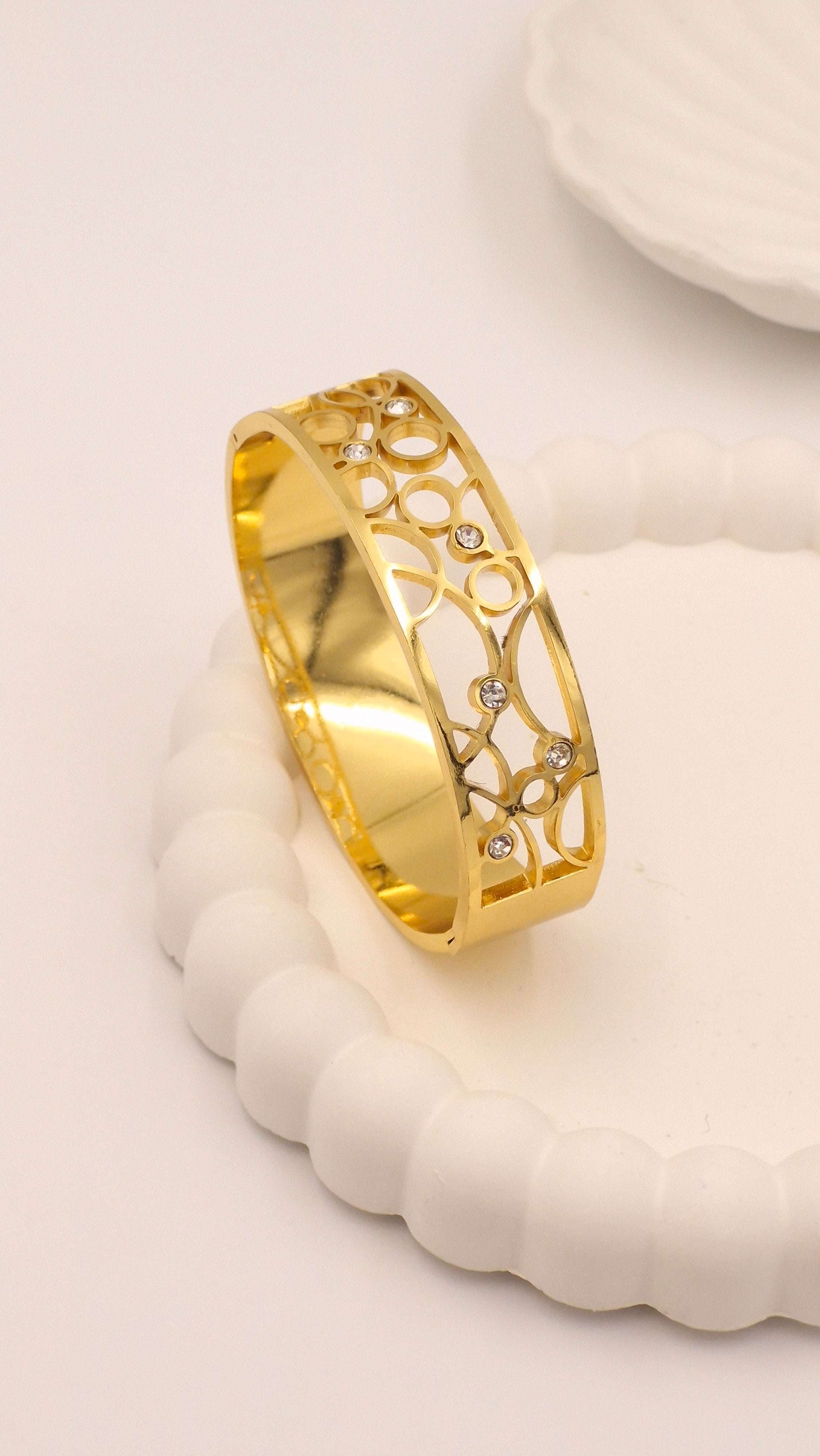Geometric Circle Interlock Kada – Premium Anti-Tarnish Gold Stainless Steel Bangle