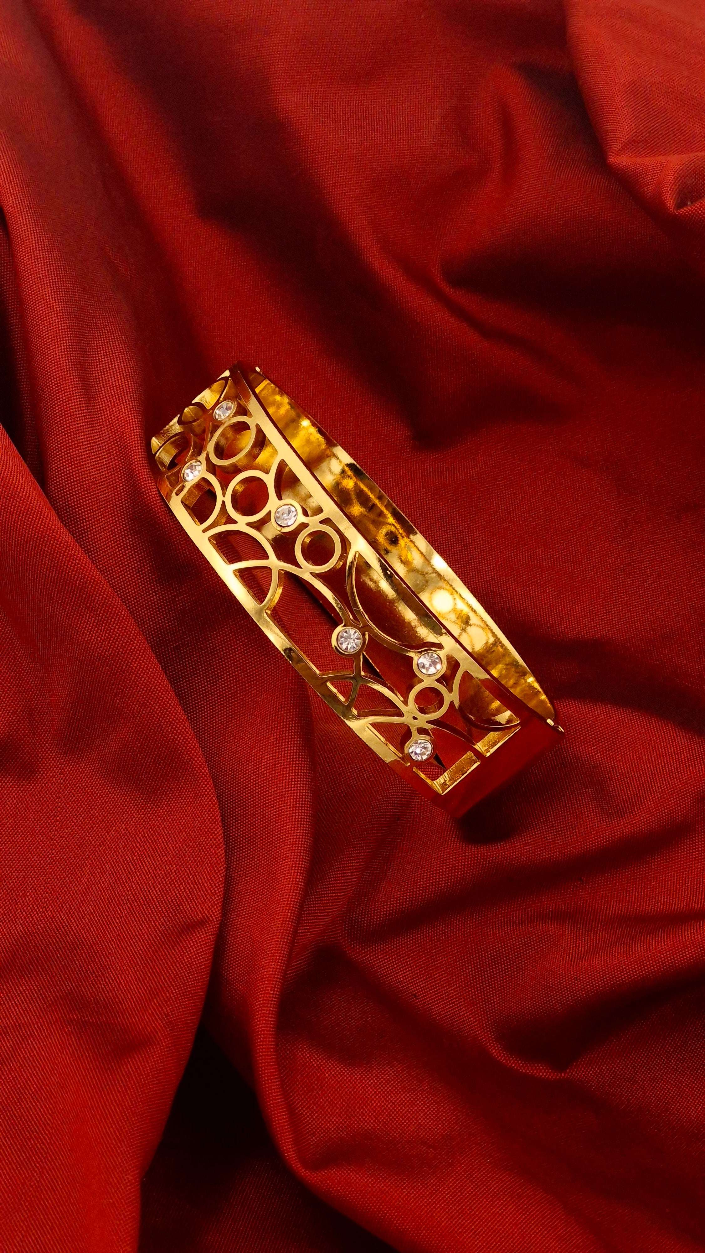 Geometric Circle Interlock Kada – Premium Anti-Tarnish Gold Stainless Steel Bangle