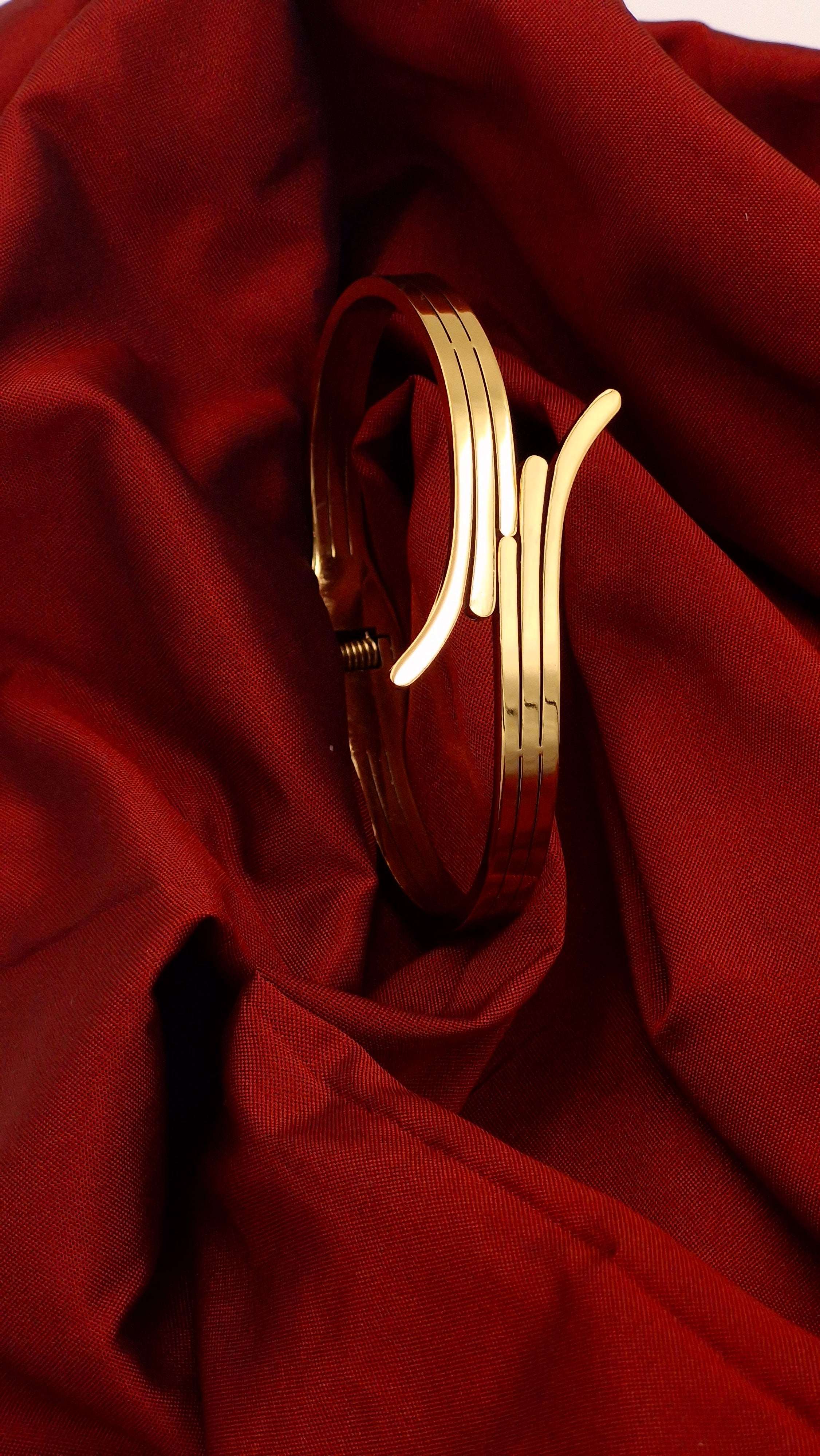 Modern Curved Line Gold-Finish Anti-Tarnish Kada for Women